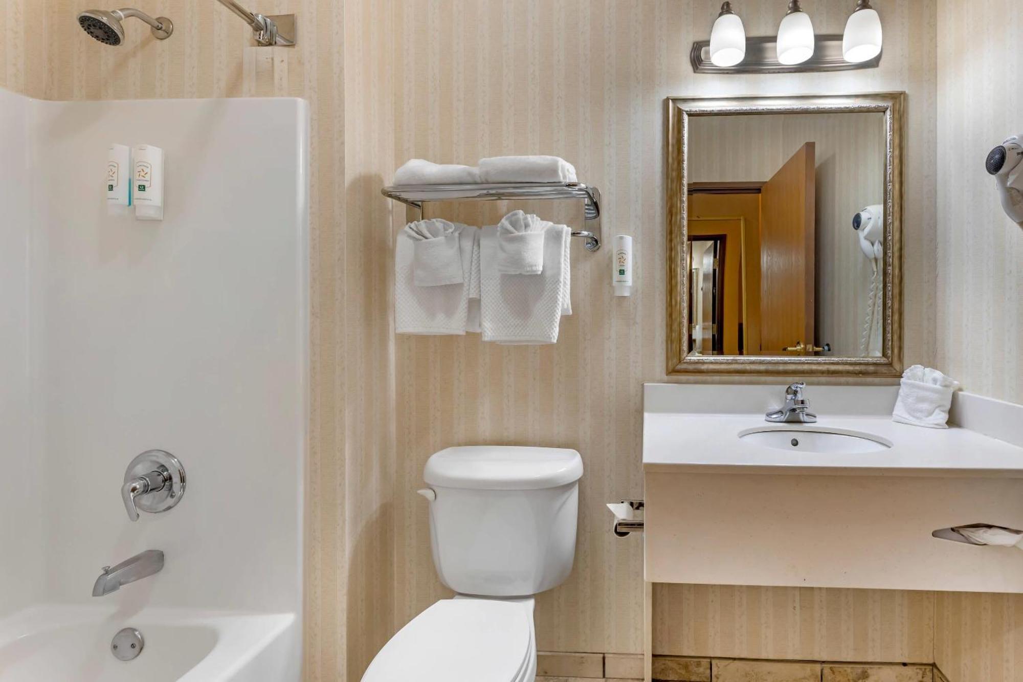 Quality & - Collins Hotel